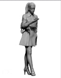 Master Box 1/24 Ali Modern Woman wearing Short Skirt Holding Cell Phone in Hand Kit